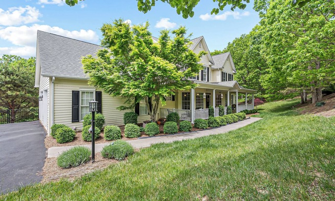 Blacksburg House | Beautiful 4-Bedroom House in Blacksburg, VA with Amenities