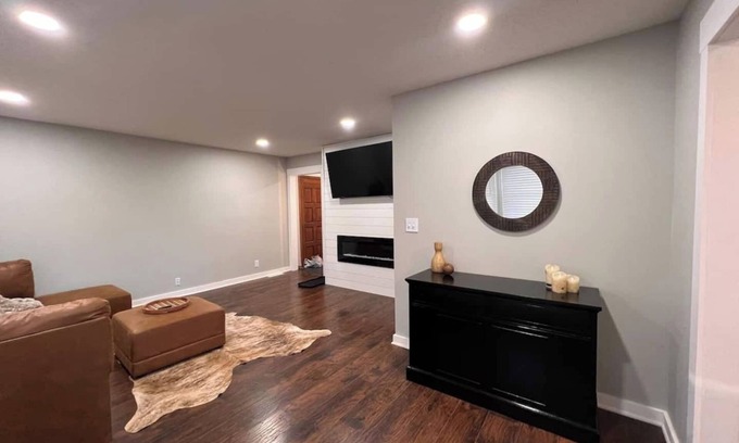 Rose Hill House | Bright Haven: Family-Friendly Retreat with Kitchen Access