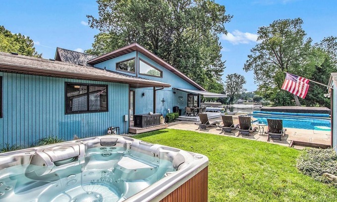Paw Paw Lake House | This house is a 5 bedroom(s), 3 bathrooms, located in Coloma, MI.
