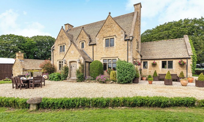 Broadway House | This house is a 6 bedroom(s), 3.5 bathrooms, located in Cotswolds, .
