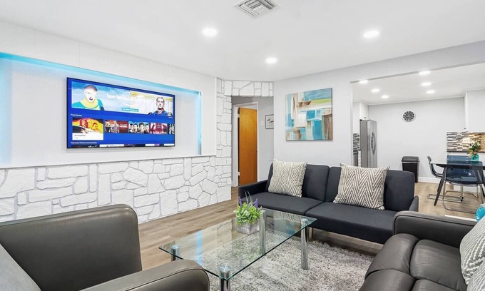 Hollywood House | Comfortable 2-Bedroom Getaway in Fort Lauderdale, FL