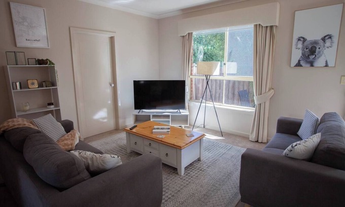 Ballarat House | This house is a 3 bedroom(s), 2 bathrooms, located in Ballarat Central, VIC.