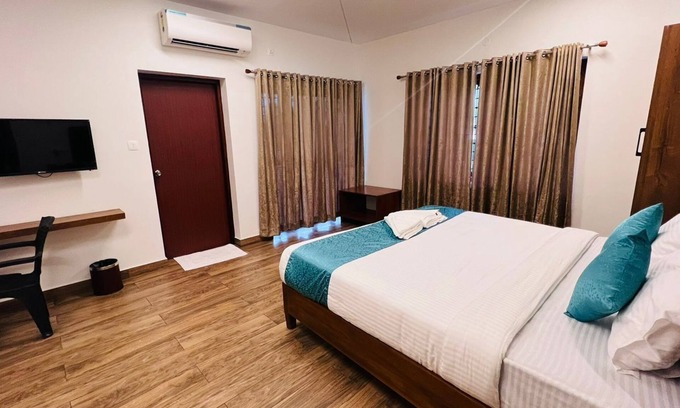 Kochi Villa | Idyllic Lakeside Villa with Scenic Views and Family-Friendly Amenities