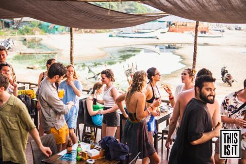 Arambol House | Beachfront Bliss: Rooms, Cafe & Events with Ocean Views