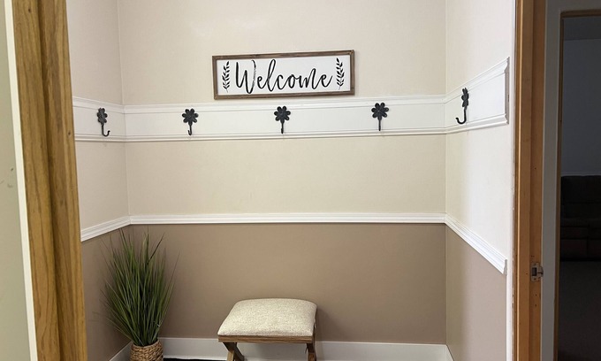 Jamestown Apartment | Cozy Rooftop Cottage: Guest Rated 10/10 & Family Friendly