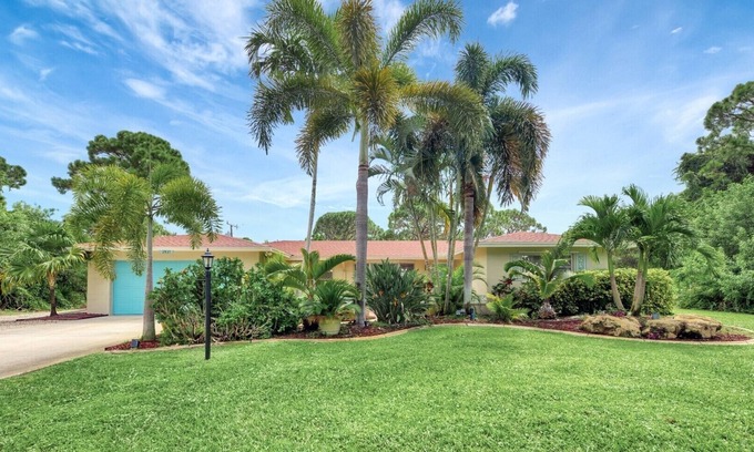 South Venice House | Discover Your Perfect Getaway: 3 King Beds & Pool Access