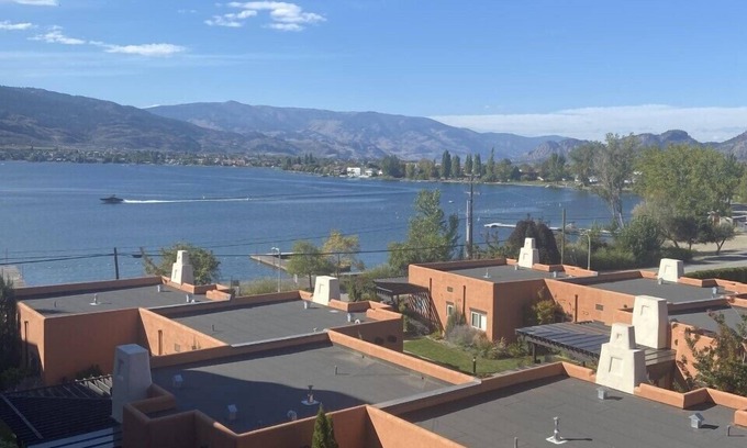 Okanagan-Similkameen Condo | Serenity Awaits: Lakefront Escape with Pool & Spa
