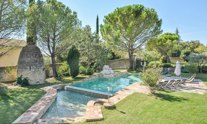 Saint-Pierre-de-Vassols House | Ideal Family Holiday Home with Pool and Pet-Friendly Amenities