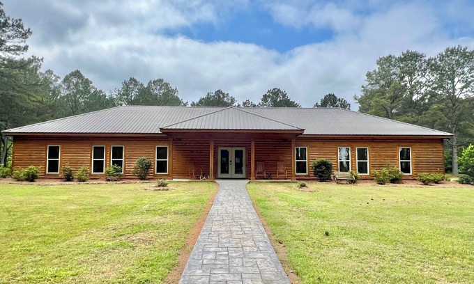 Fort Valley Cabin | Beautiful Lodge with 8 Bedrooms in Fort Valley, GA