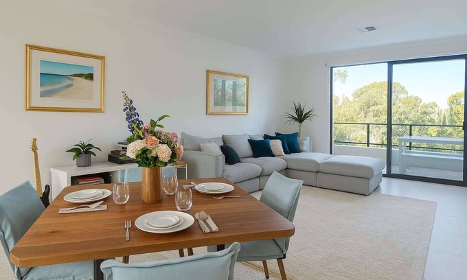Glendalough House | This modern and well-appointed home offers a comfortable stay in a quiet residential pocket, perfectly located just minutes from the city and Perth’s stunning beaches.