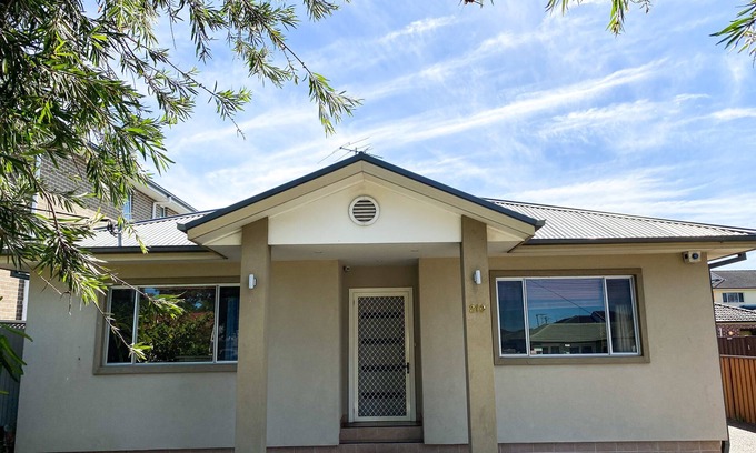 Fairfield Heights House | Comfortable One-Storey House with 5 Bedrooms & Kitchen