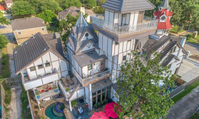 South Central Houston House | Discover Houston: A Must-Visit Hotel with Private Pool