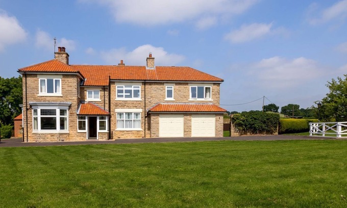 Darlington Cottage | Premier Retreat with Private Hot Tub and Games Room