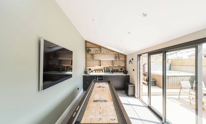 Rhosneigr House | Coastal Oasis: Contemporary Comfort with Beach Chic Style