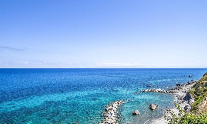Motta San Giovanni House | Elegant Italian-Style Apartment with Sea View and Spa