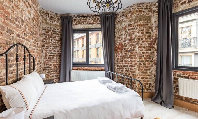 Tophane House | Ideal Location Near Attractions with Family-Friendly Amenities