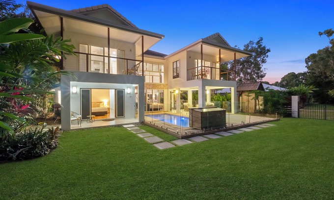 Clifton Beach House | Relaxing Retreat Steps from Palm Cove Beach and Ocean Views