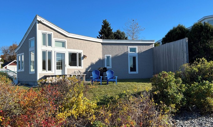 Mid-Coast and Islands Cottage | Beachfront Cottage with Sunset Views and Spa Amenities