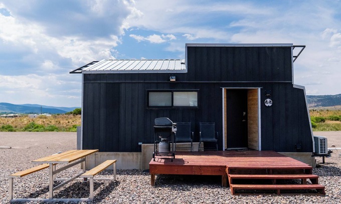 Meeker House | Cozy Tiny Home with Loft & Futon – Perfect for 4 Guests