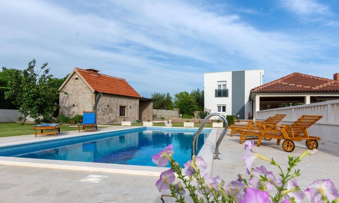 Central Dalmatia House | This vacation house in the small quiet place Blato is located on the river Cetina.