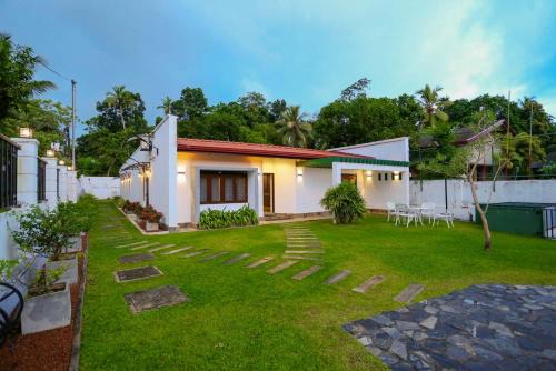 Ambalangoda House | Unforgettable Stay at Thisath Villa - Pet & Child Friendly!