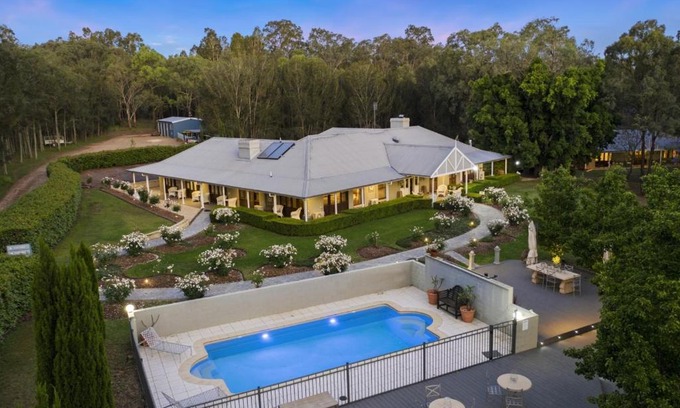 Pokolbin Bed & Breakfast | Thistle Hill Guesthouse: Walk to Wineries & Enjoy Ocean Views