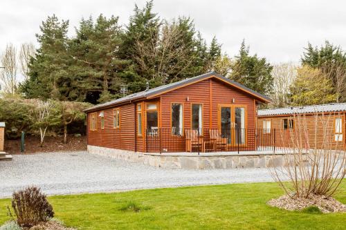 Auchterarder Cabin | Thistle Lodge: 10/10 Guest Rated & Pet Friendly Stay
