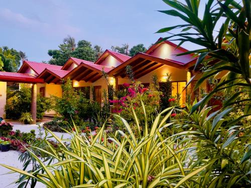 Thoddoo House | Beachfront Bliss at Thoddoo Beach Holiday Inn - 4 Star Stay