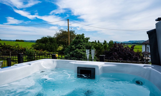 Thornhill Cottage | Relaxing Thomas Carlyle Cottage with Hot Tub & Pool Access