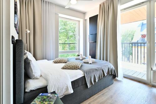 Kadriorg Apartment | Trendy Thomas' Home: Central Location with Balcony Retreat