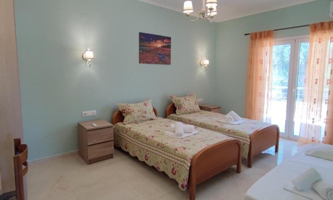 Ipsos House | Thomas Home: Family-Friendly Retreat with Shared Pool