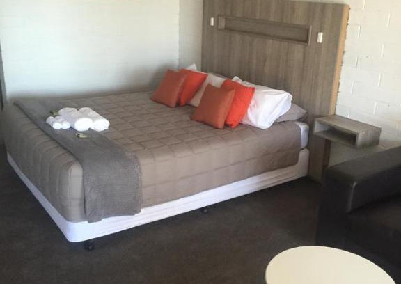 Tocumwal Hotel | Welcoming Thomas Lodge Motel: Family-Friendly with Pool Access