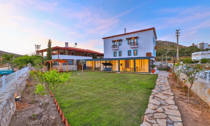 Datca City Center Apartment | Family-Friendly Thomas Suites Datça with Breakfast Included
