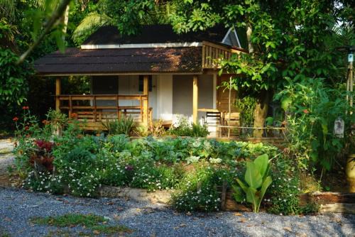Ban Wang Hom House | Cozy Thong Tiny House - Child Friendly & Highly Rated Stay