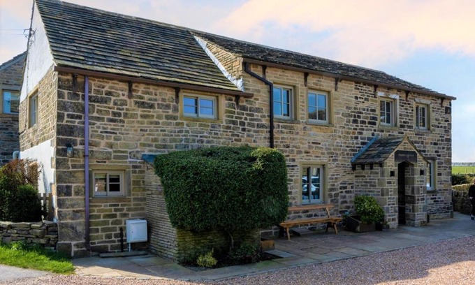 Lepton Apartment | Thornes Cottage: A Guest Favorite with 9.7/10 Rating