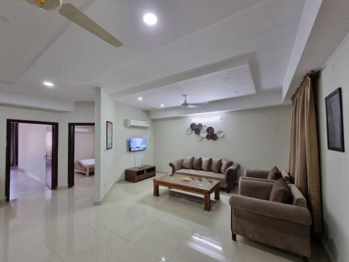 Hassan Abdal Apartment | Three Bed Attached Bath Netflix Wifi Smart TV Parking WFH Desk Near Airport