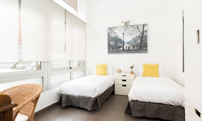 Cornella de Llobregat Apartment | Immaculate Three Bedroom Apartment with Kitchen & Accessibility