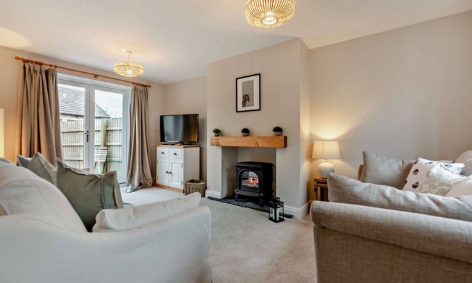 Bourton Cottage | Dog-Friendly Retreat: Cedar Cottage in the Cotswolds