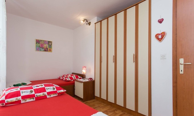 Kastel Kambelovac Apartment | Cozy Three Bedroom Apartment in Kaštel Kambelovac