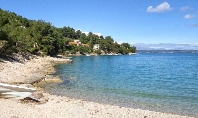 Gornje Selo Apartment | Spacious Three Bedroom Apartment with Terrace in Šolta