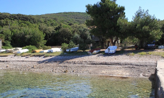 Sveti Jakov Apartment | Cozy Three-Bedroom Apartment Steps from Cove Merašćica