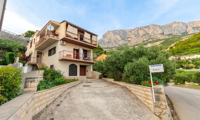 Krvavica Apartment | Relaxing Three Bedroom Apartment with Sea View in Krvavica
