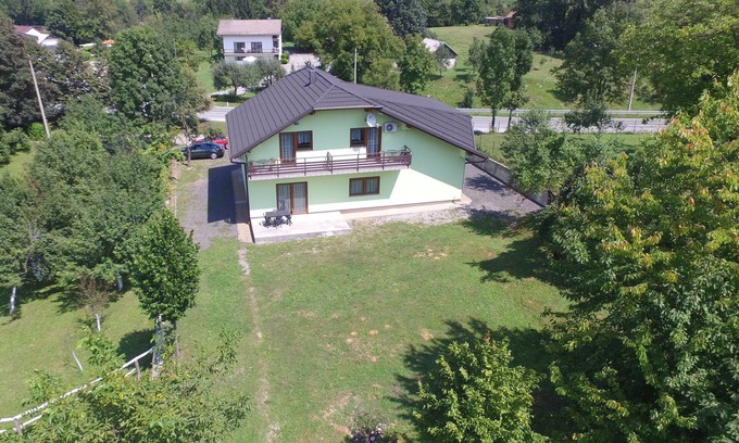 Irinovac Apartment | Cozy Three-Bedroom Apartment with Balcony in Irinovac