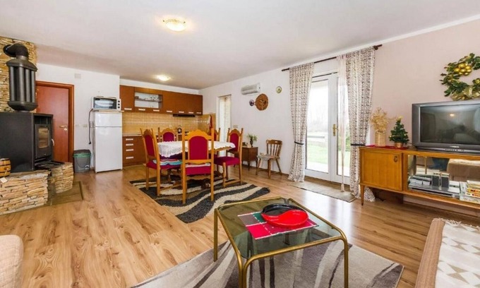 Lovinac Apartment | Spacious Three Bedroom Apartment with Terrace in Lovinac