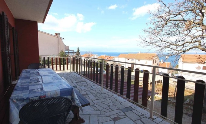 Njivice Apartment | Relaxing Three-Bedroom Apartment with Ocean View in Njivice