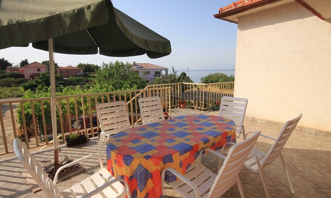 Ugljan Apartment | Seaside Three-Bedroom Apartment with Terrace on Ugljan