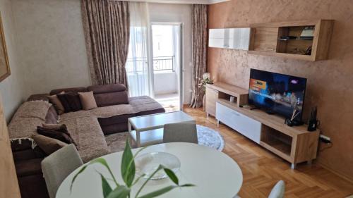 Dubovica Apartment | Family-Friendly Three Bedroom Apartment with 9.9/10 Rating