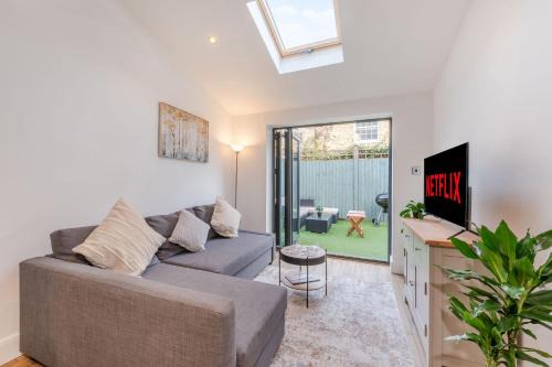 Battersea Apartment | Three-Bedroom Retreat in London with Family-Friendly Amenities