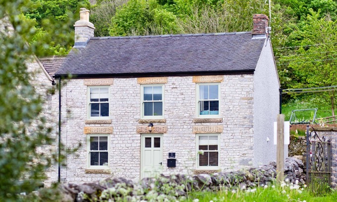 Taddington Cottage | Cozy Three Bedroom Cottage in Scenic Village Near Bakewell