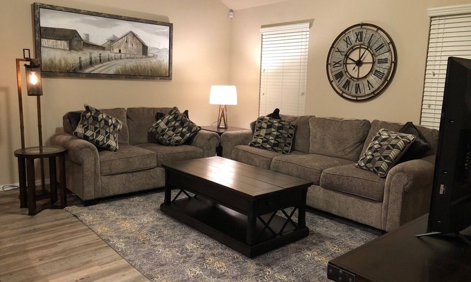 Newcastle House | Relaxing Three-Bedroom Retreat Near OK City & Norman